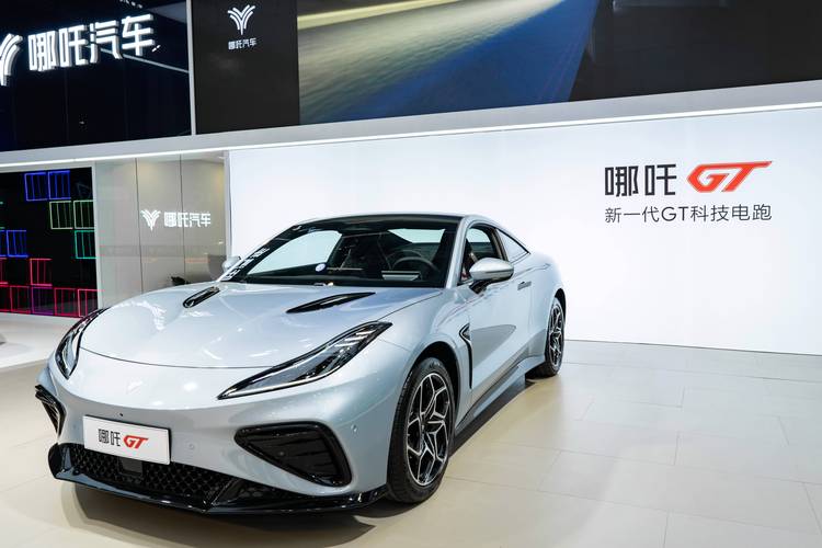 深圳215哪吒汽车在智能汽车领域的表现，领途汽车在新能源汽车市场中的影响力